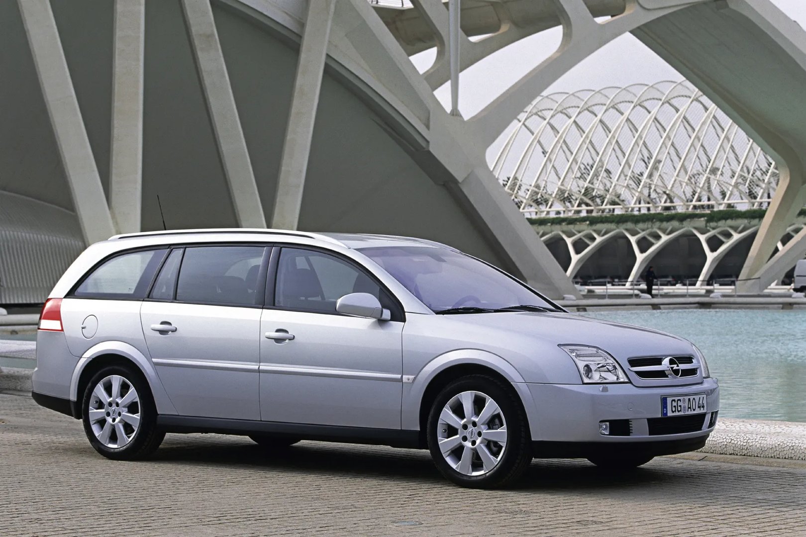 Opel_Vectra_3_generation__Estate_5-door__7.jpg