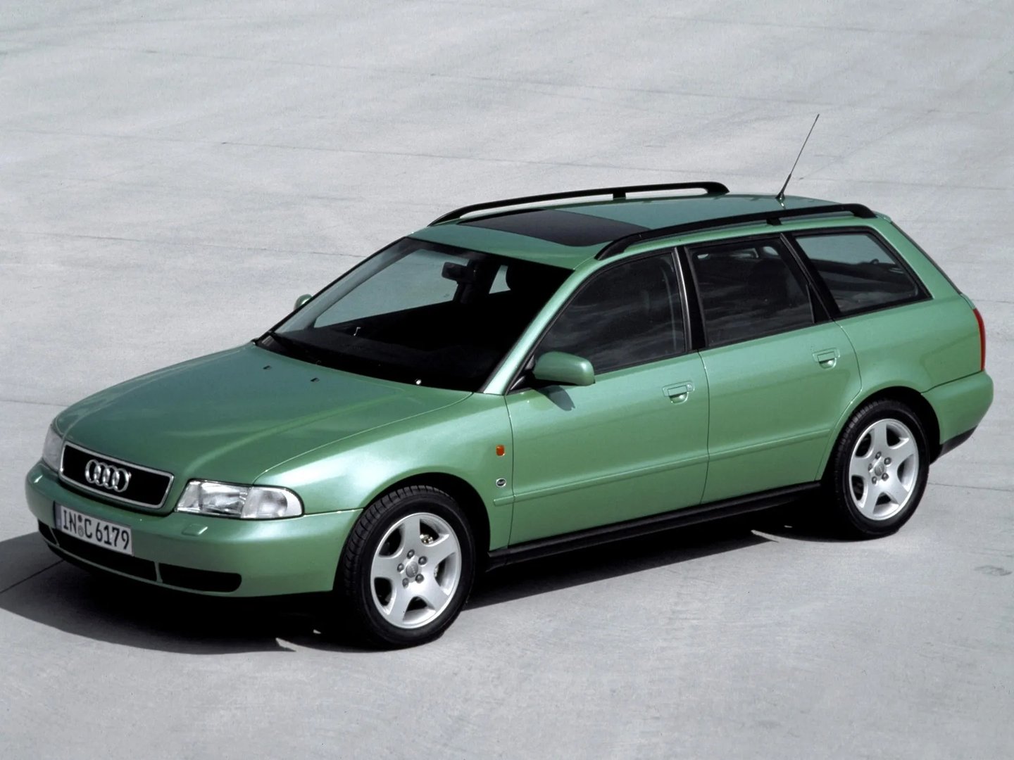 Audi_A4_1_generation__Estate_5-door__1.jpg