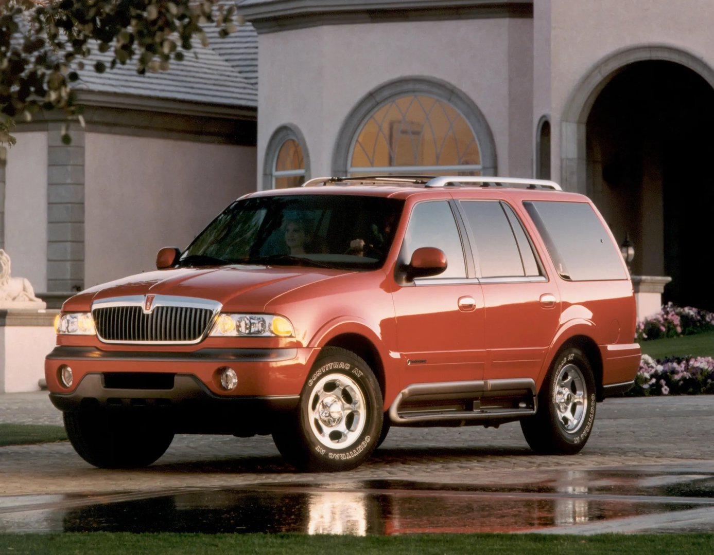 Lincoln_Navigator_1_generation__SUV_5-doors__5.jpg