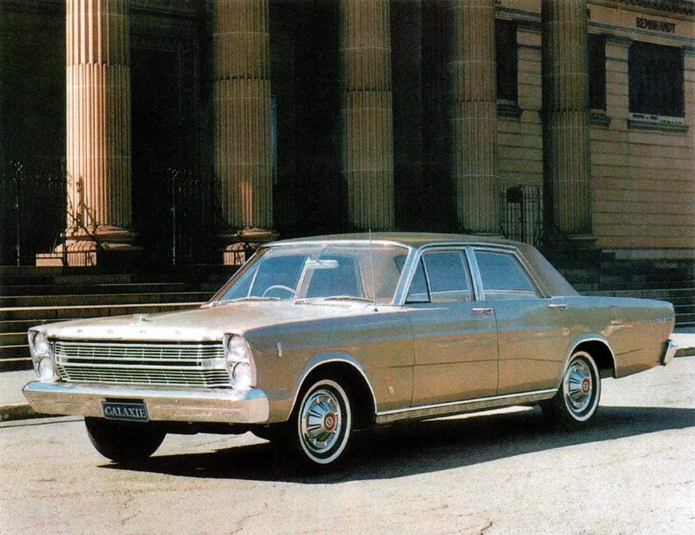 Ford_Galaxie_(USA)_3_generation__Sedan__1.jpg