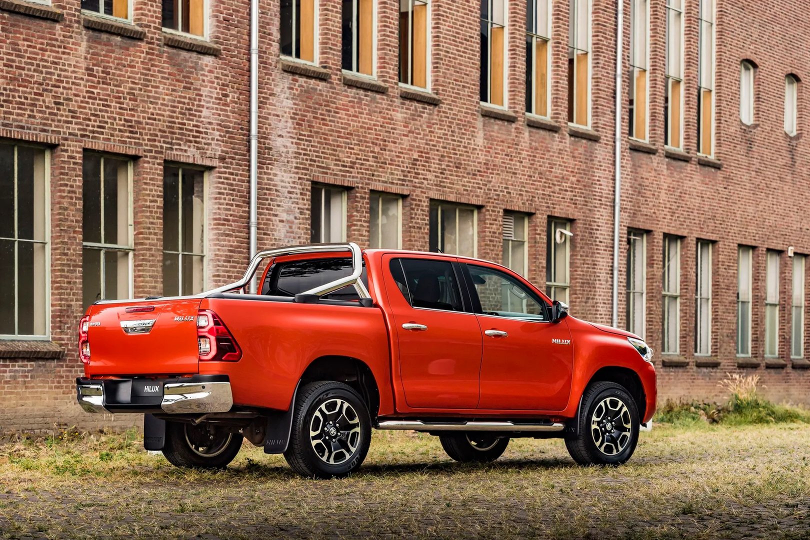 Toyota_Hilux_8_generation_restyling_2__Pickup_double-cab__2.jpg