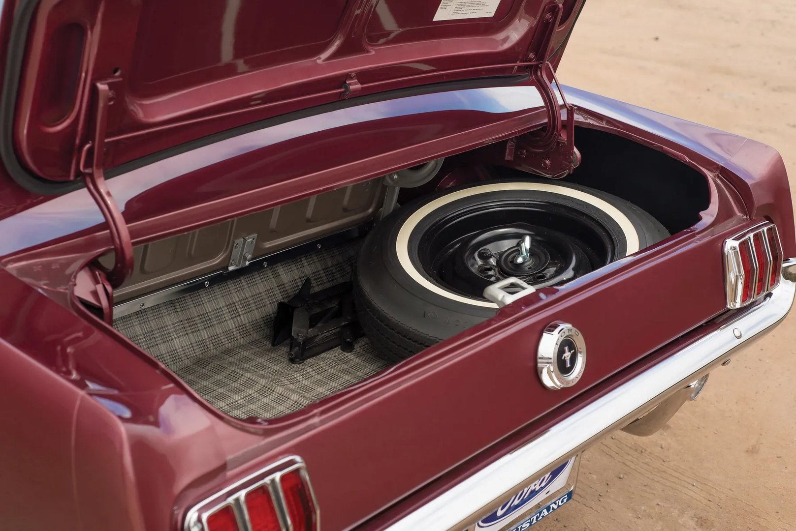 Ford_Mustang_1_generation__Fastback__9.jpg