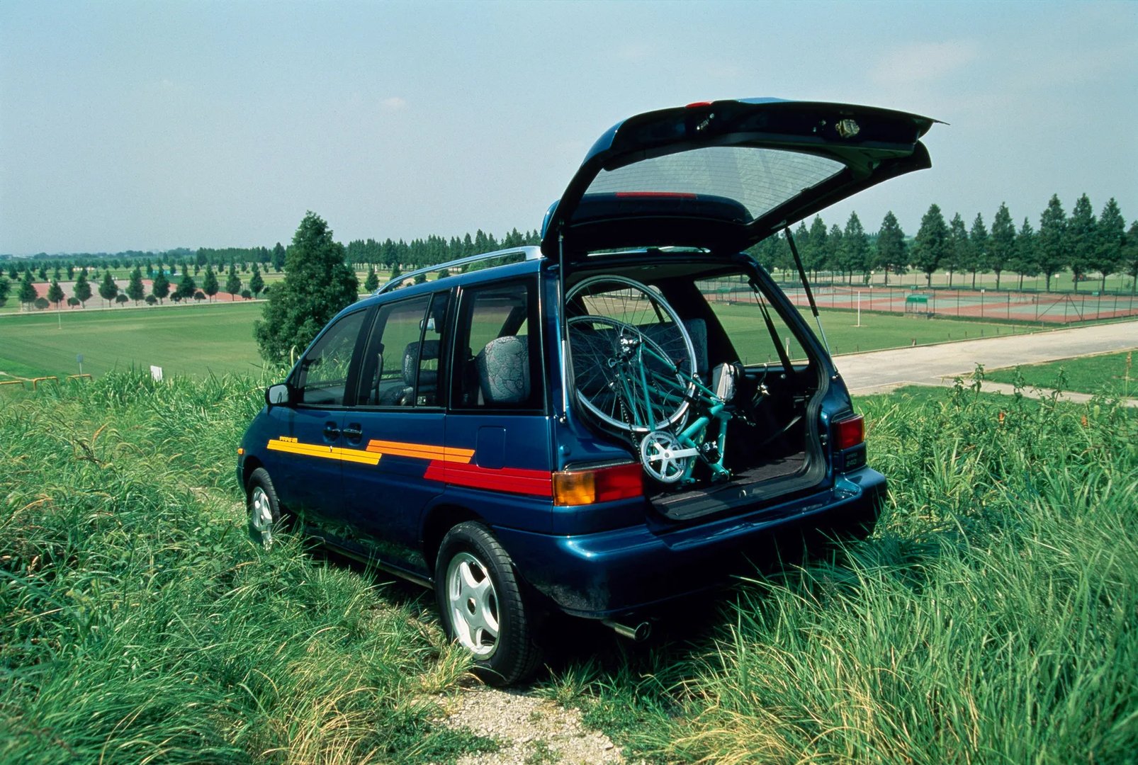 Nissan_Prairie_2_generation__Compact_Van__3.jpg