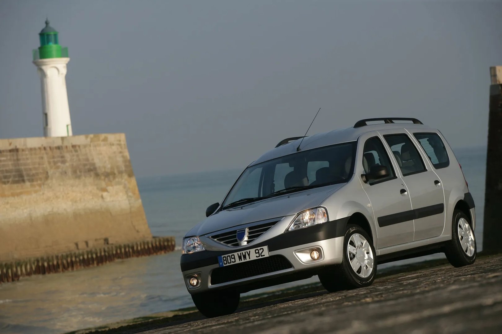 Dacia_Logan_MCV_1_generation__Estate__7.jpg