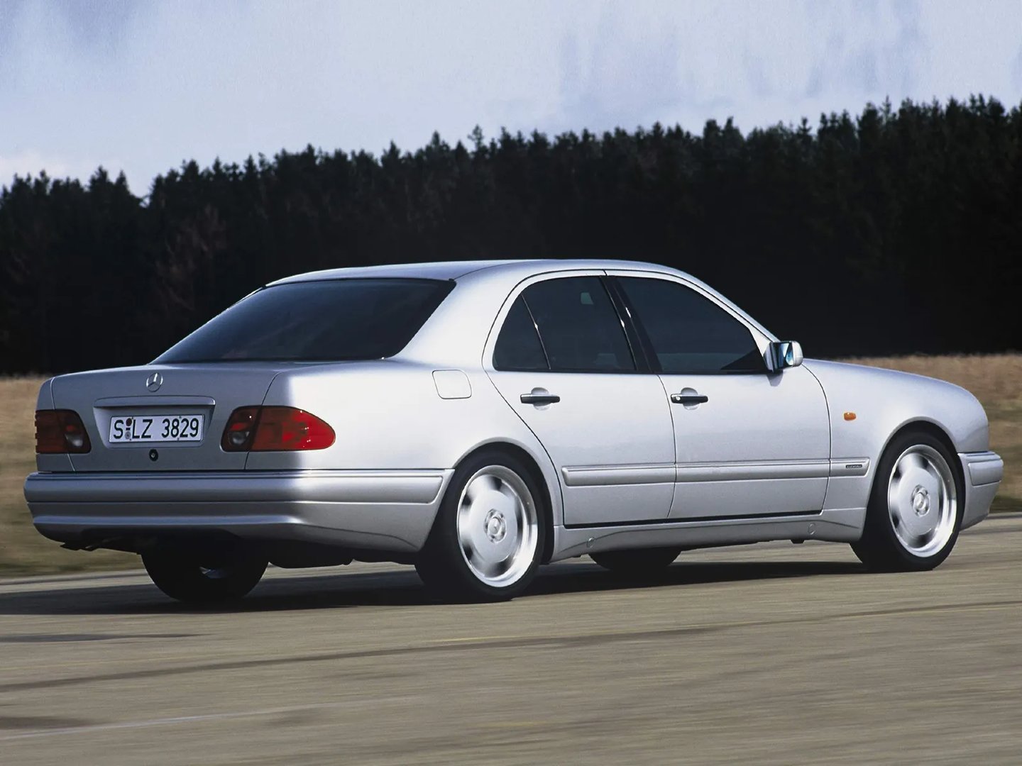 Mercedes_E-Class_AMG_2_generation__Sedan__1.jpg