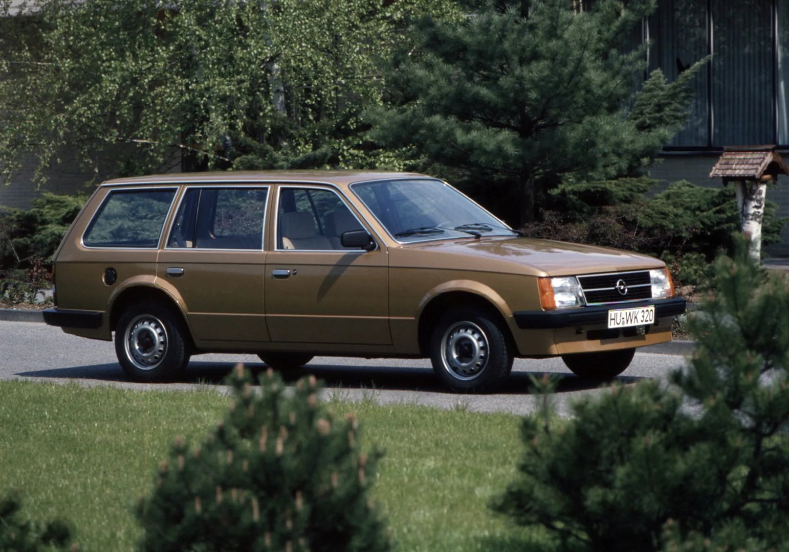 Opel_Kadett_4_generation__Estate_5-door__5.jpg