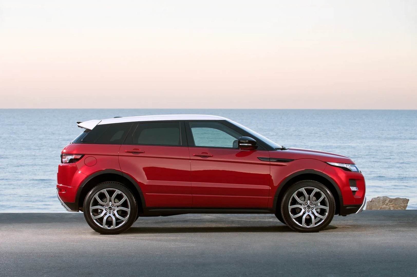 Land Rover_Range_Rover_Evoque_1_generation__SUV_5-doors__2.jpg
