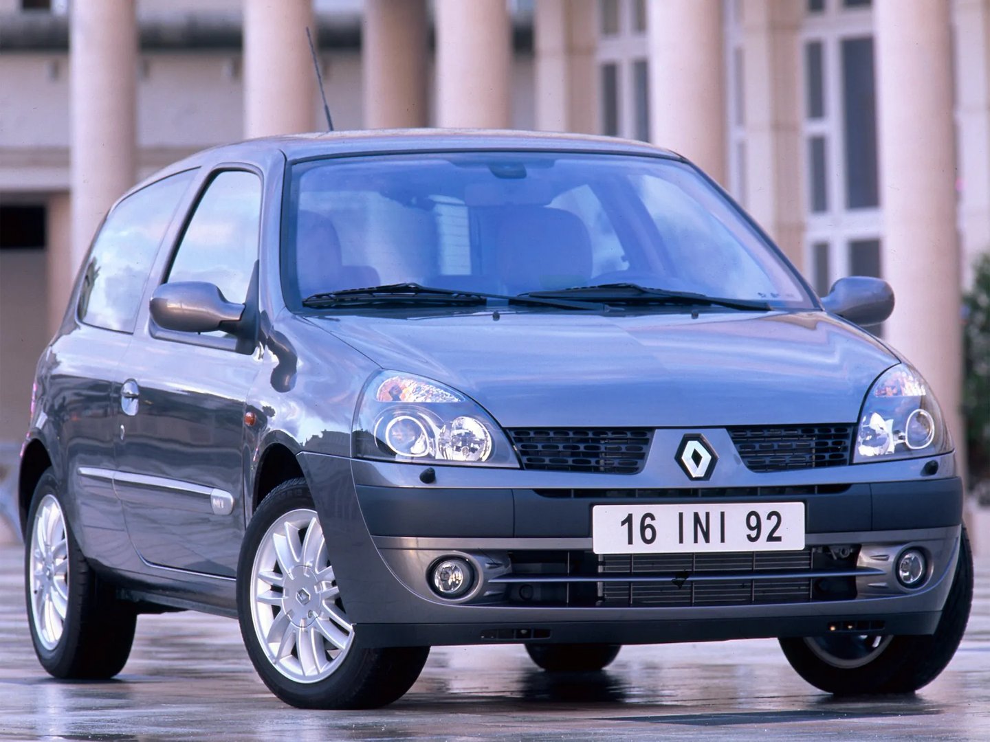 Renault_Clio_2_generation_restyling__Mini_3-doors__4.jpg