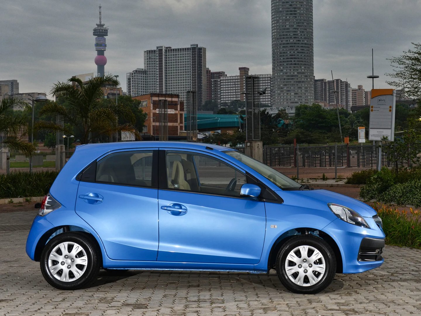 Honda_Brio_1_generation__Mini_5-doors__6.jpg