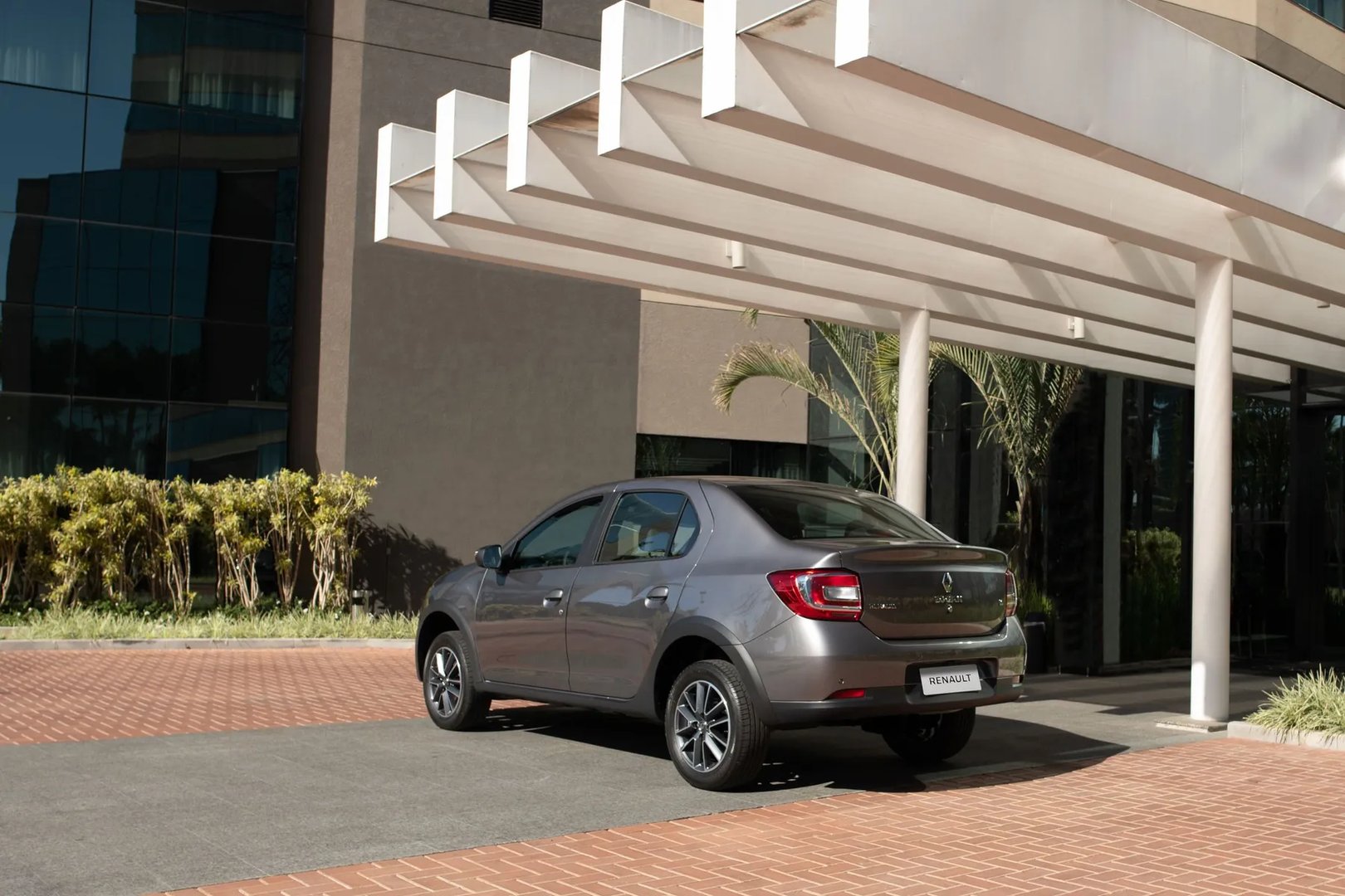 Renault_Logan_2_generation_restyling__Sedan__8.jpg