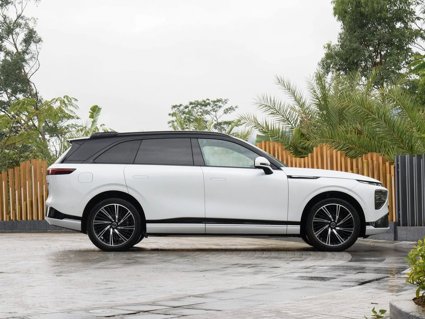 xpeng_G9_1_generation_restyling__SUV_5-doors__12.jpg
