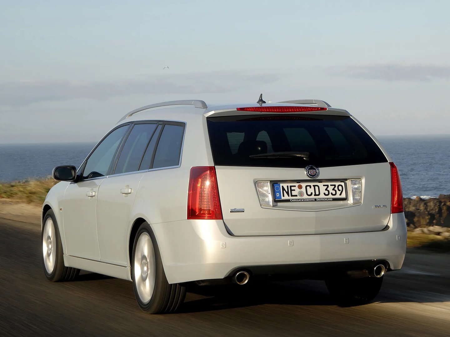 Cadillac_BLS_1_generation__Estate_5-door__11.jpg