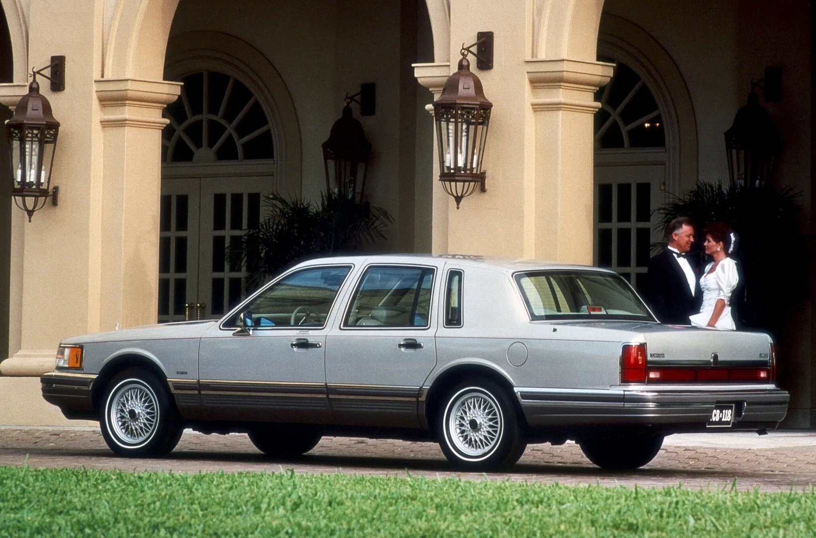 Lincoln_Town_Car_2_generation__Sedan__4.jpg