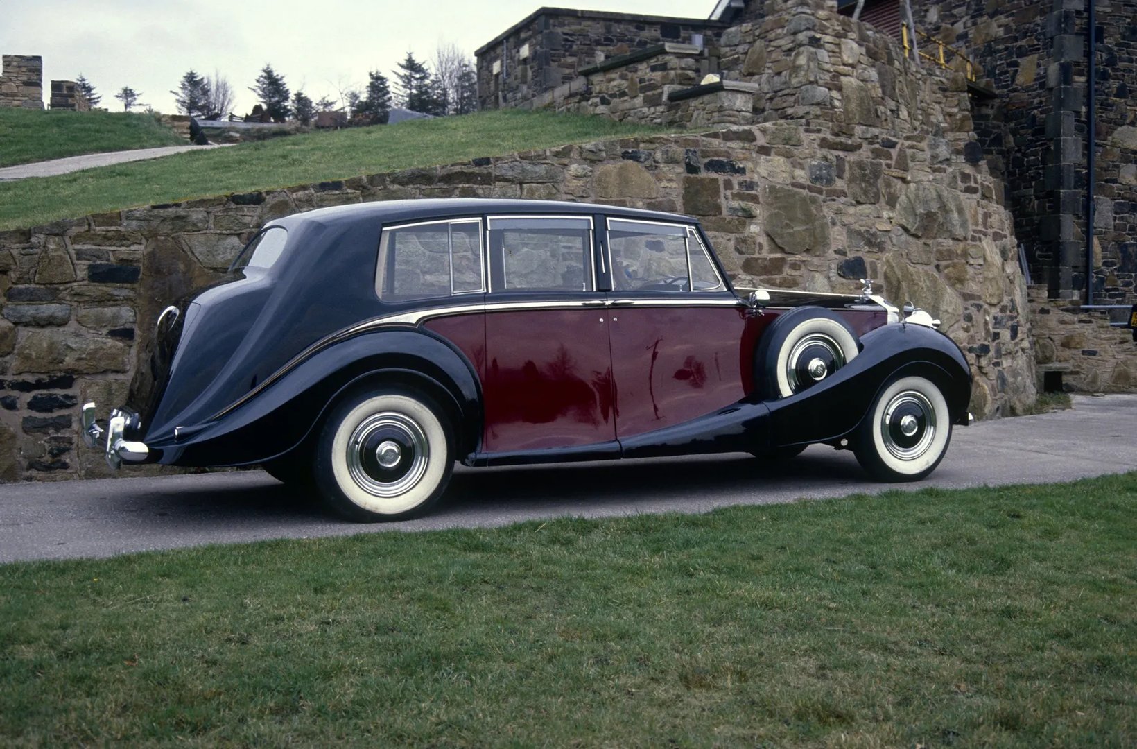 Rolls-Royce_Phantom_4_generation__Sedan__1.jpg