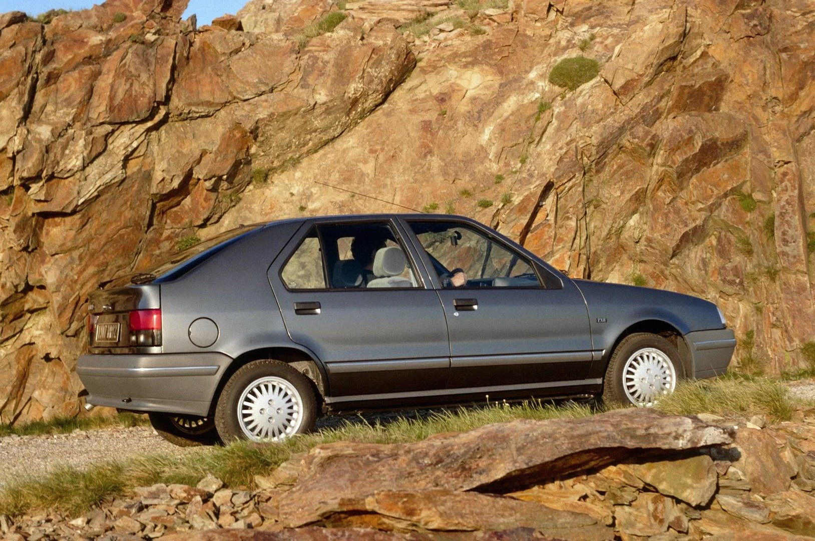 Renault_19_1_generation__Hatchback_5-door__4.jpg