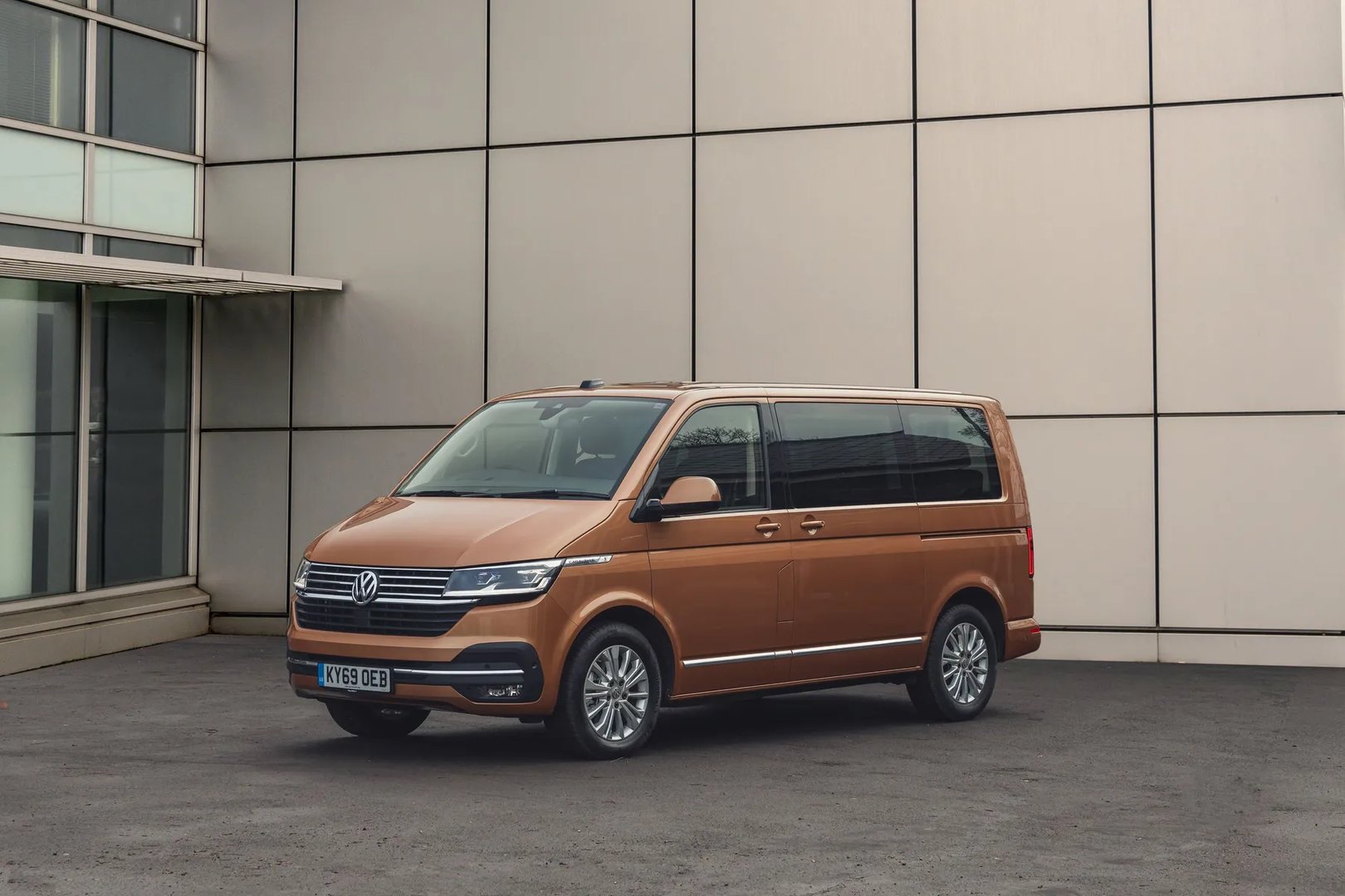 Volkswagen_Caravelle_6_generation_restyling__Minivan__5.jpg