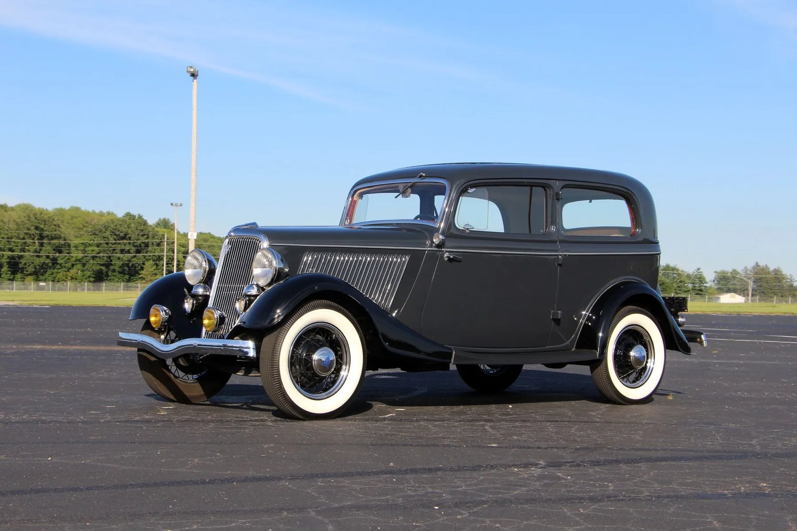Ford_V8_1_generation__Sedan_2-doors__1.jpg