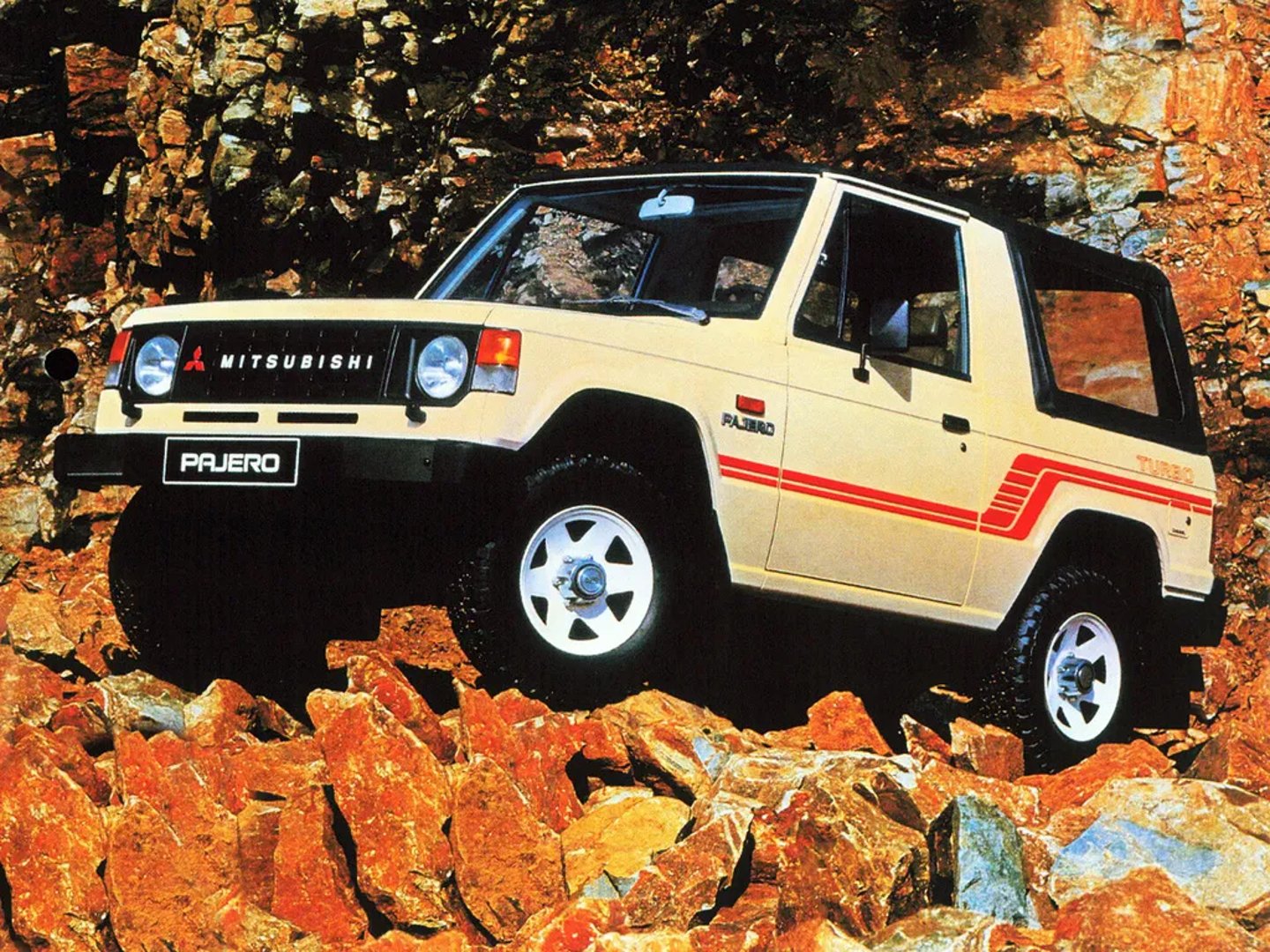 Mitsubishi_Pajero_1_generation__SUV_cabriolet__2.jpg