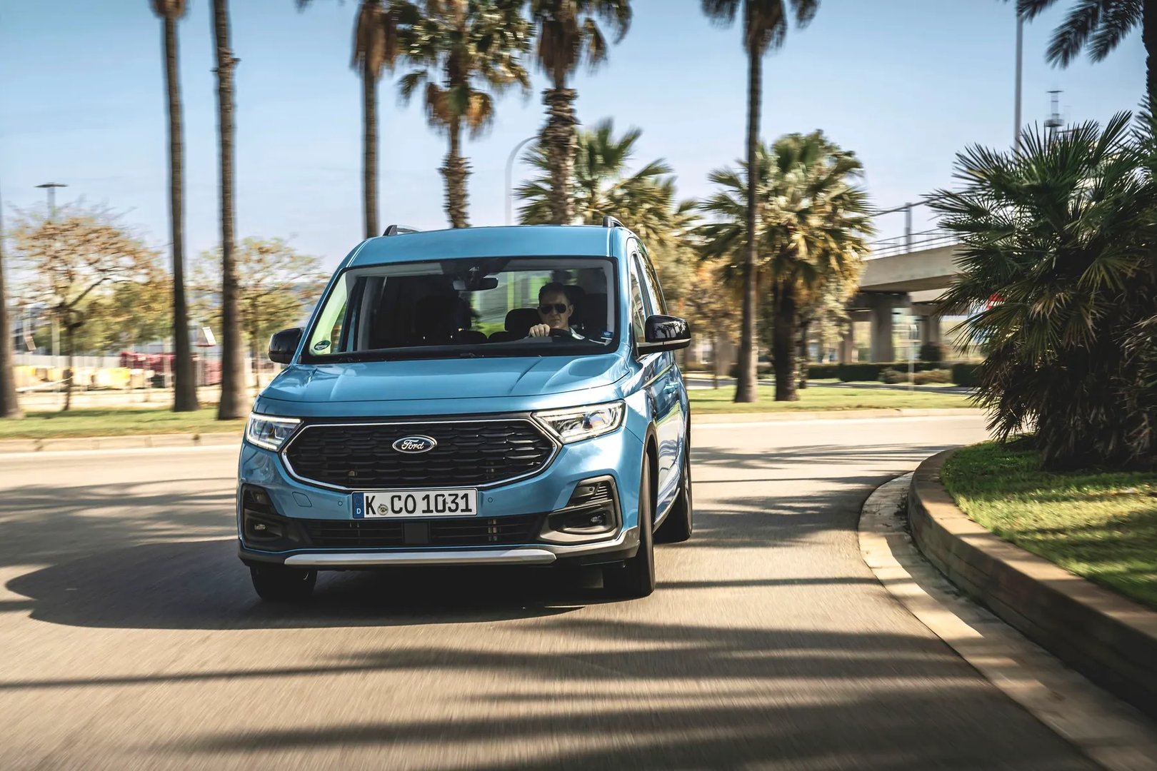 Ford_Tourneo_Connect_3_generation__Compact_Van__5.jpg