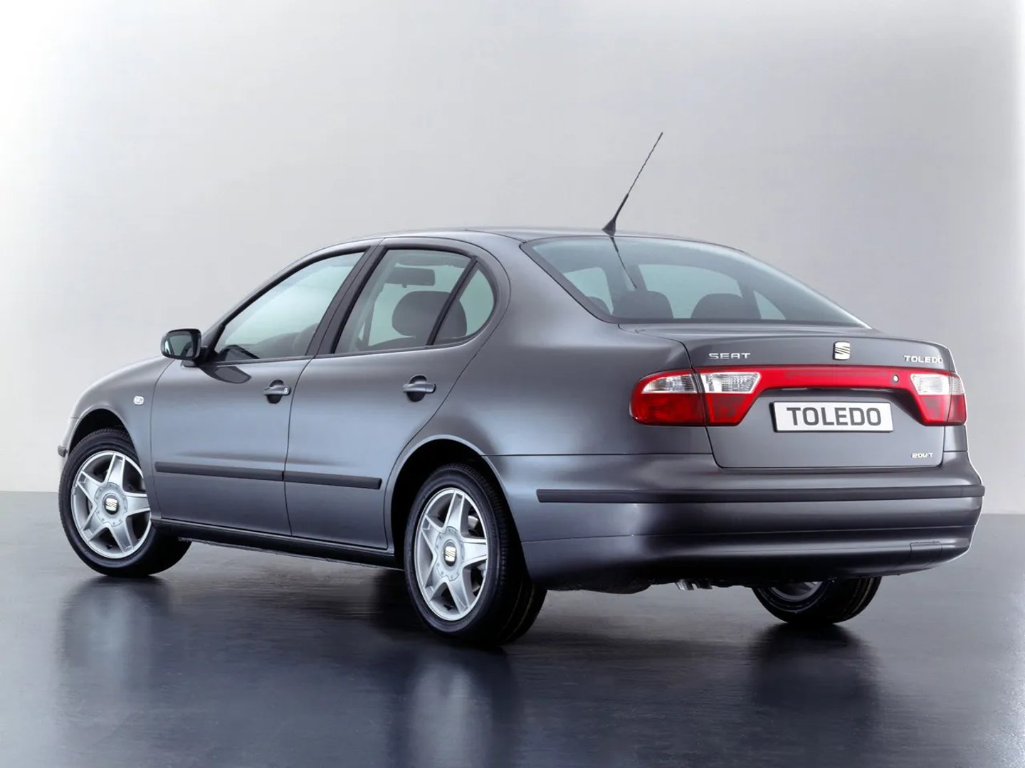 SEAT_Toledo_2_generation__Sedan__4.jpg