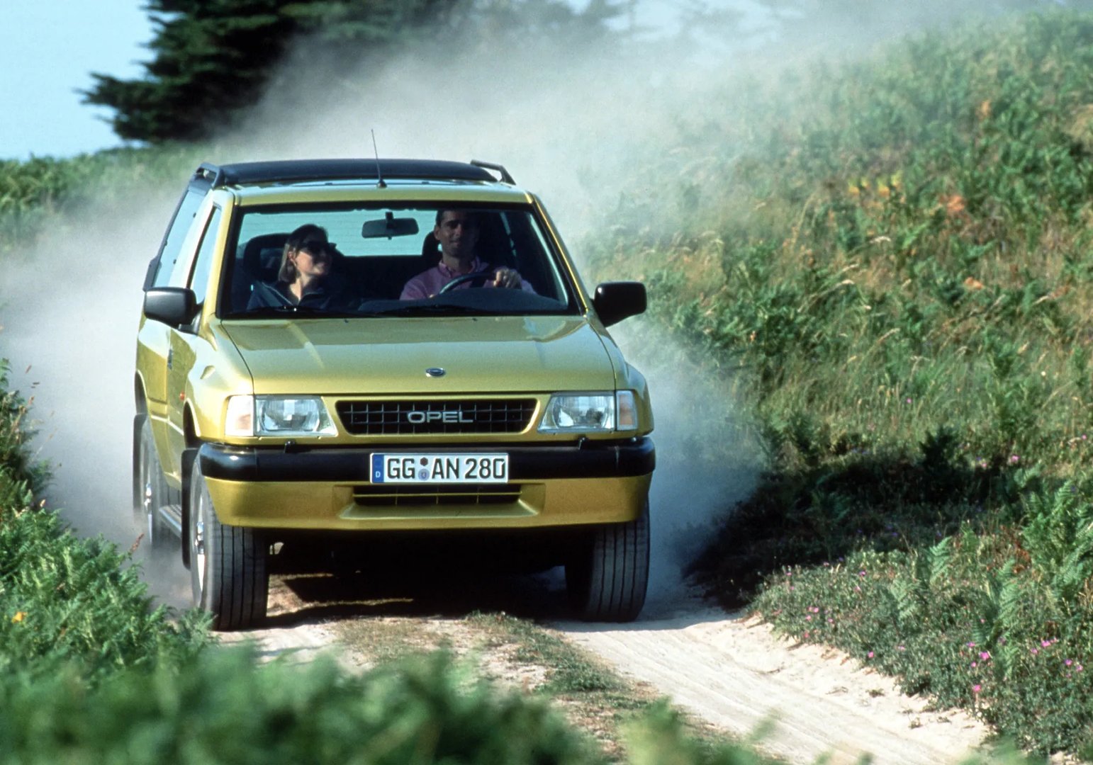 Opel_Frontera_1_generation__SUV_3-doors__8.jpg