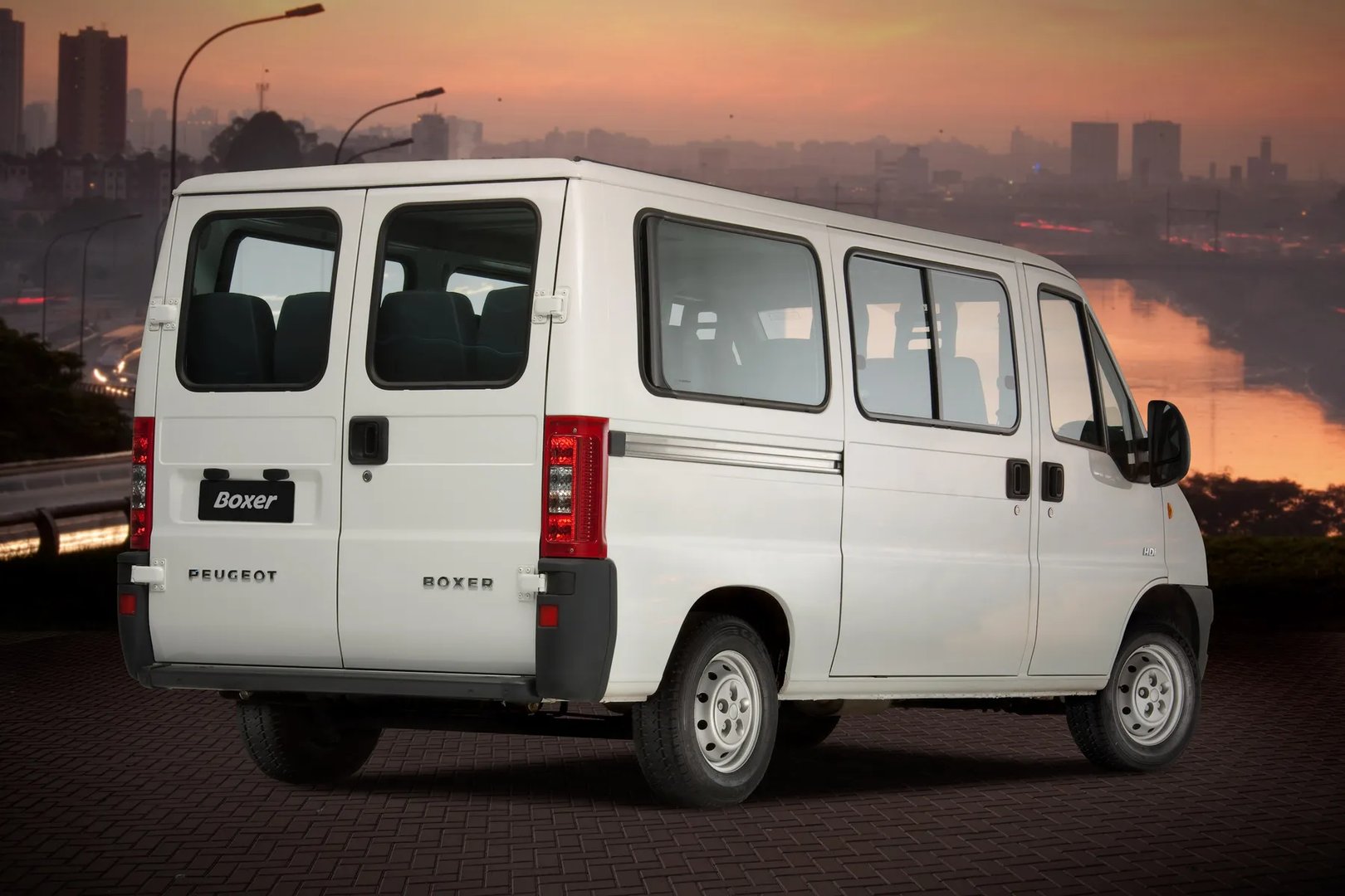 Peugeot_Boxer_1_generation_restyling_1__Minibus__2.jpg