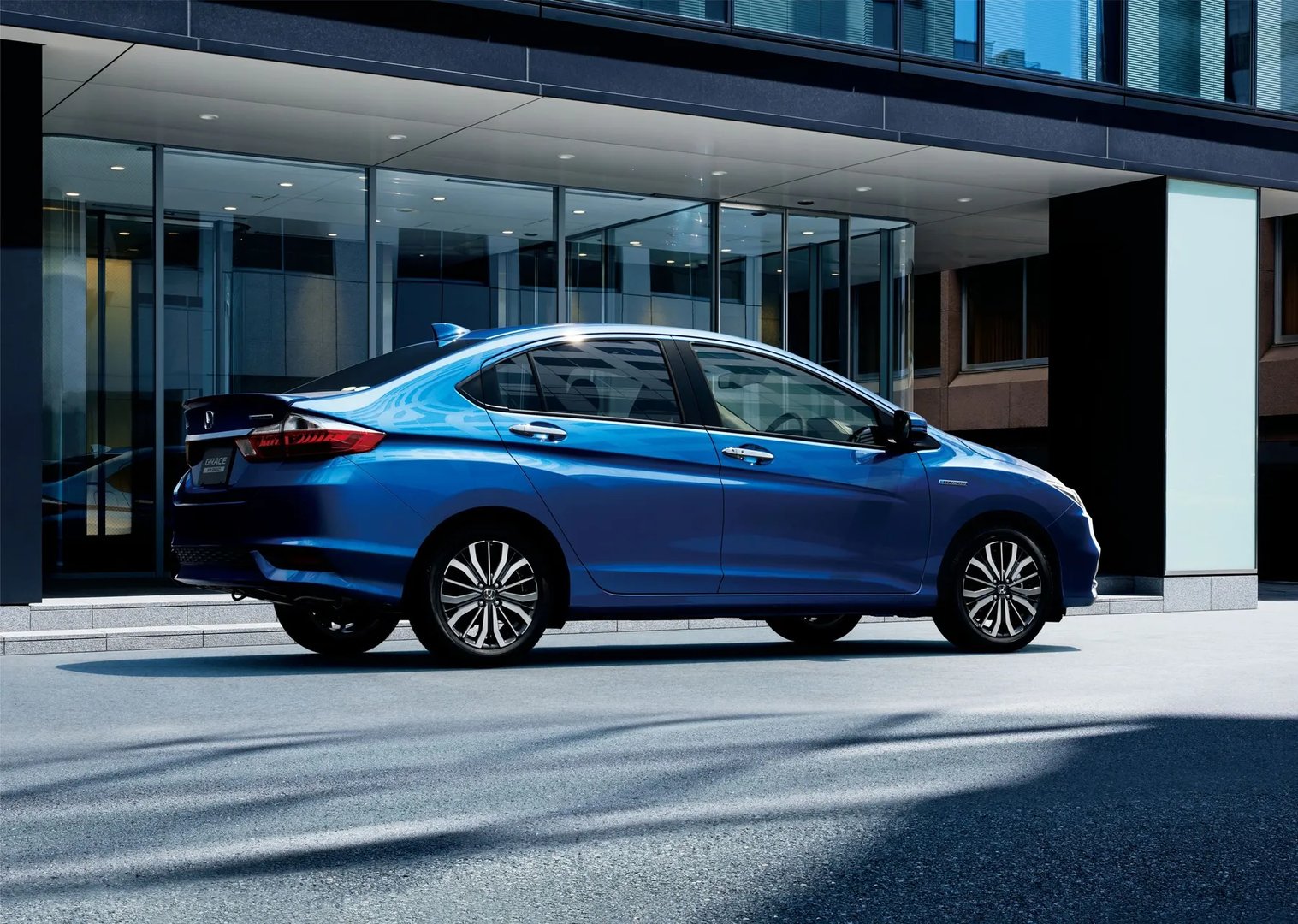 Honda_Grace_1_generation_restyling__Sedan__2.jpg