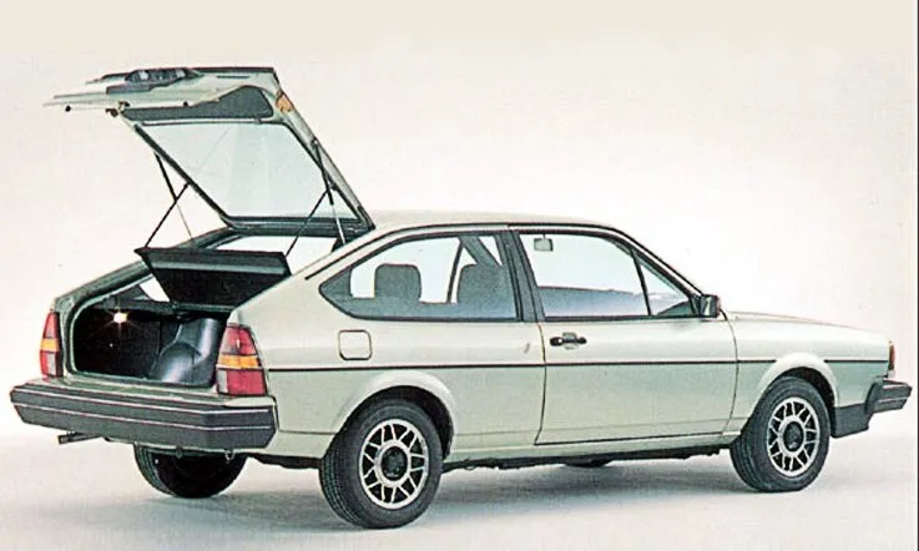 Volkswagen_Passat_2_generation__Hatchback_3-door__2.jpg