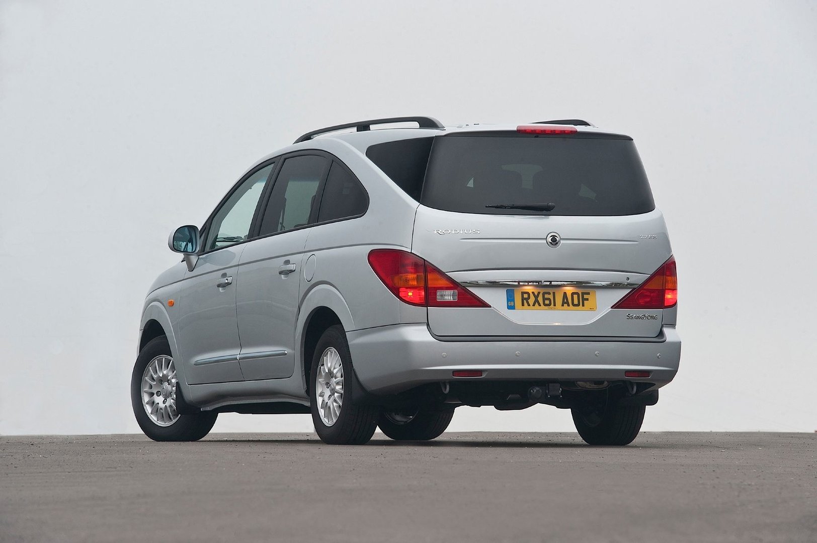 ssangyong_Rodius_1_generation_restyling__Minivan__3.jpg
