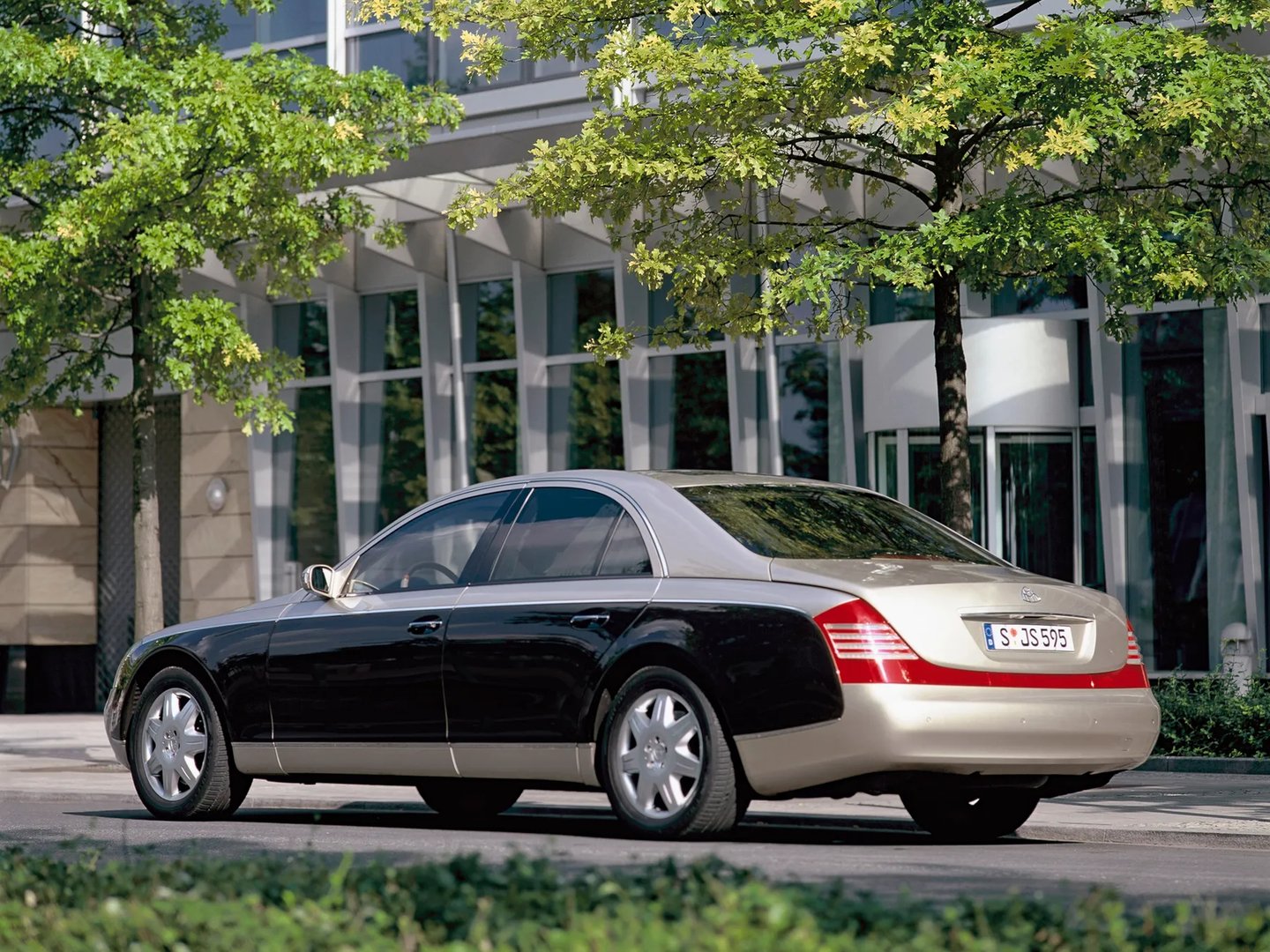 Maybach_57_1_generation__Sedan__6.jpg