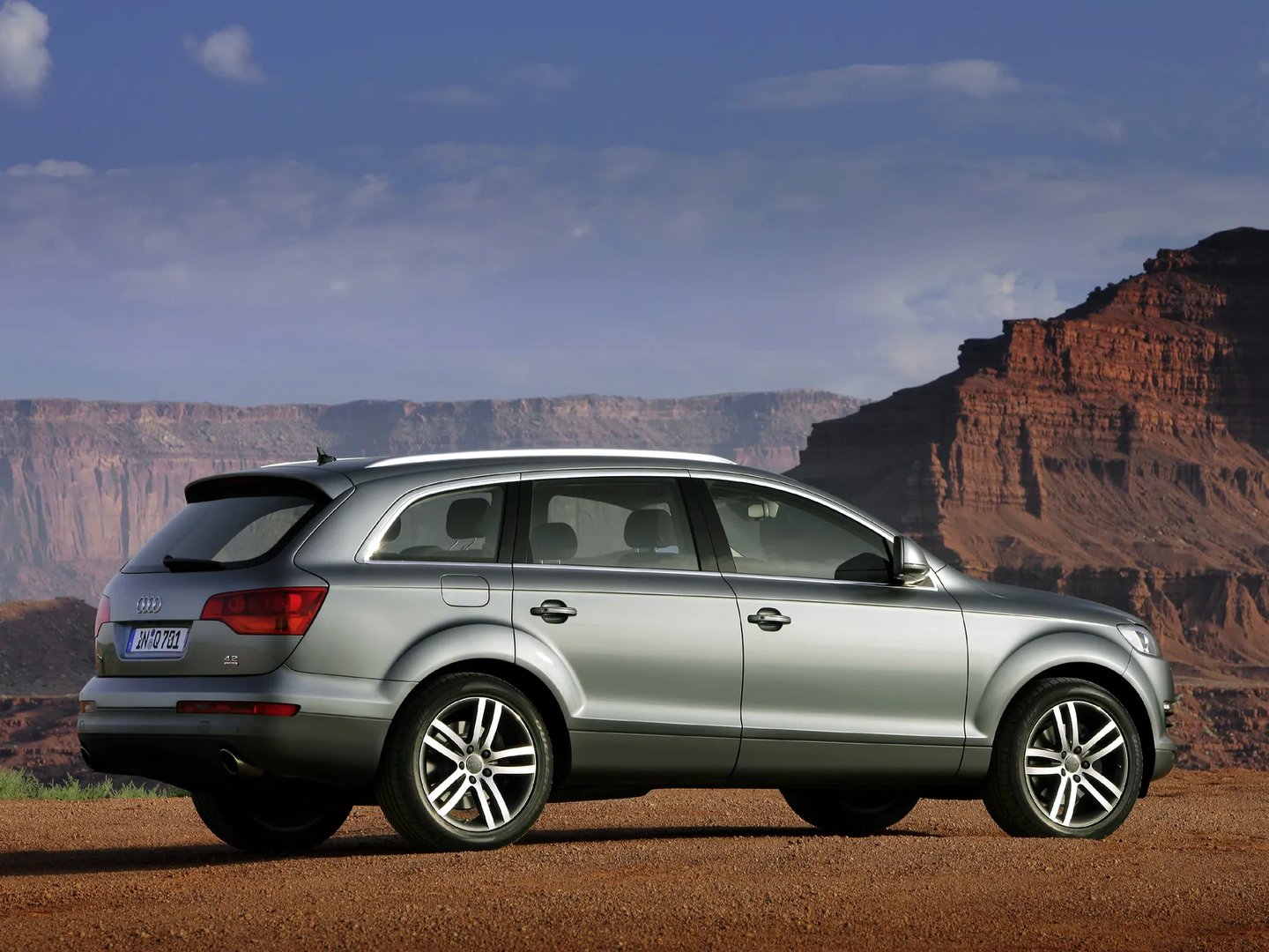 Audi_Q7_1_generation__SUV_5-doors__11.jpg