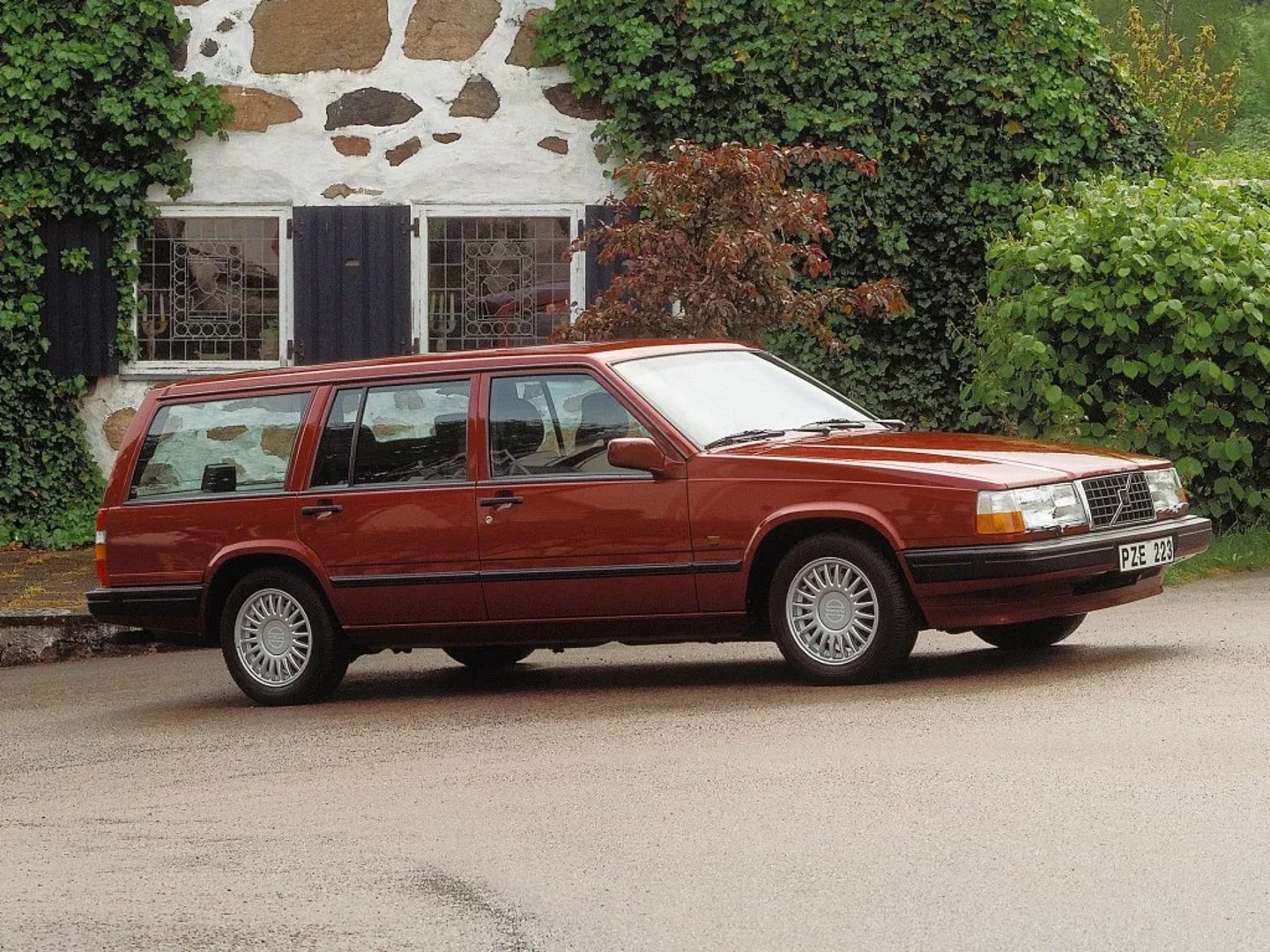 Volvo_940_1_generation__Estate_5-door__2.jpg