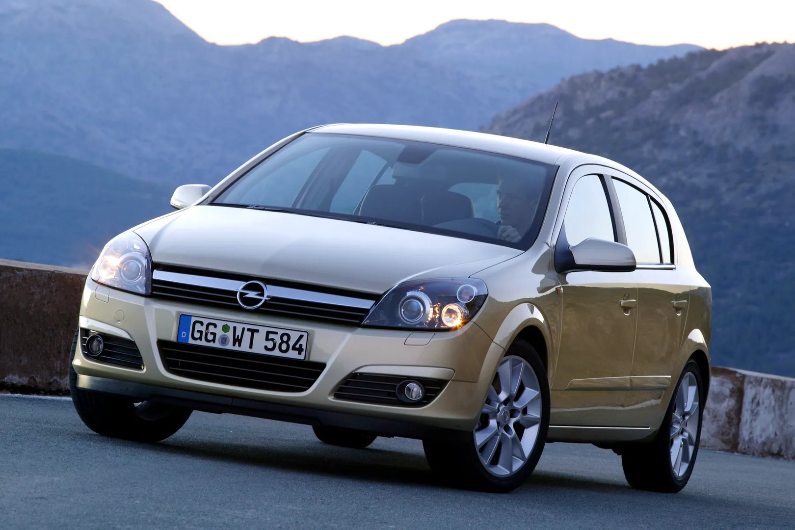 Opel_Astra_3_generation__Hatchback_5-door__1.jpg