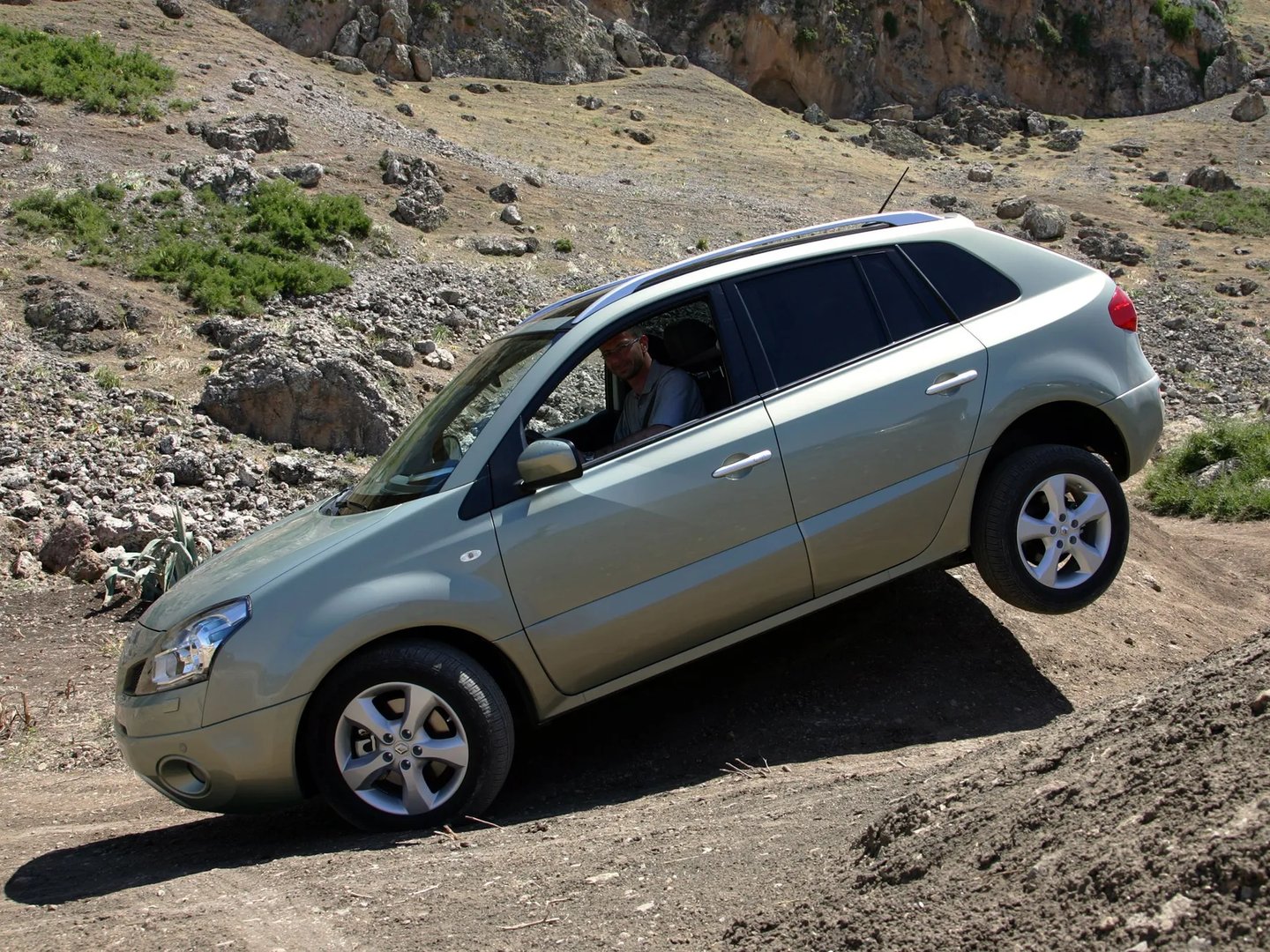 Renault_Koleos_1_generation__SUV_5-doors__11.jpg
