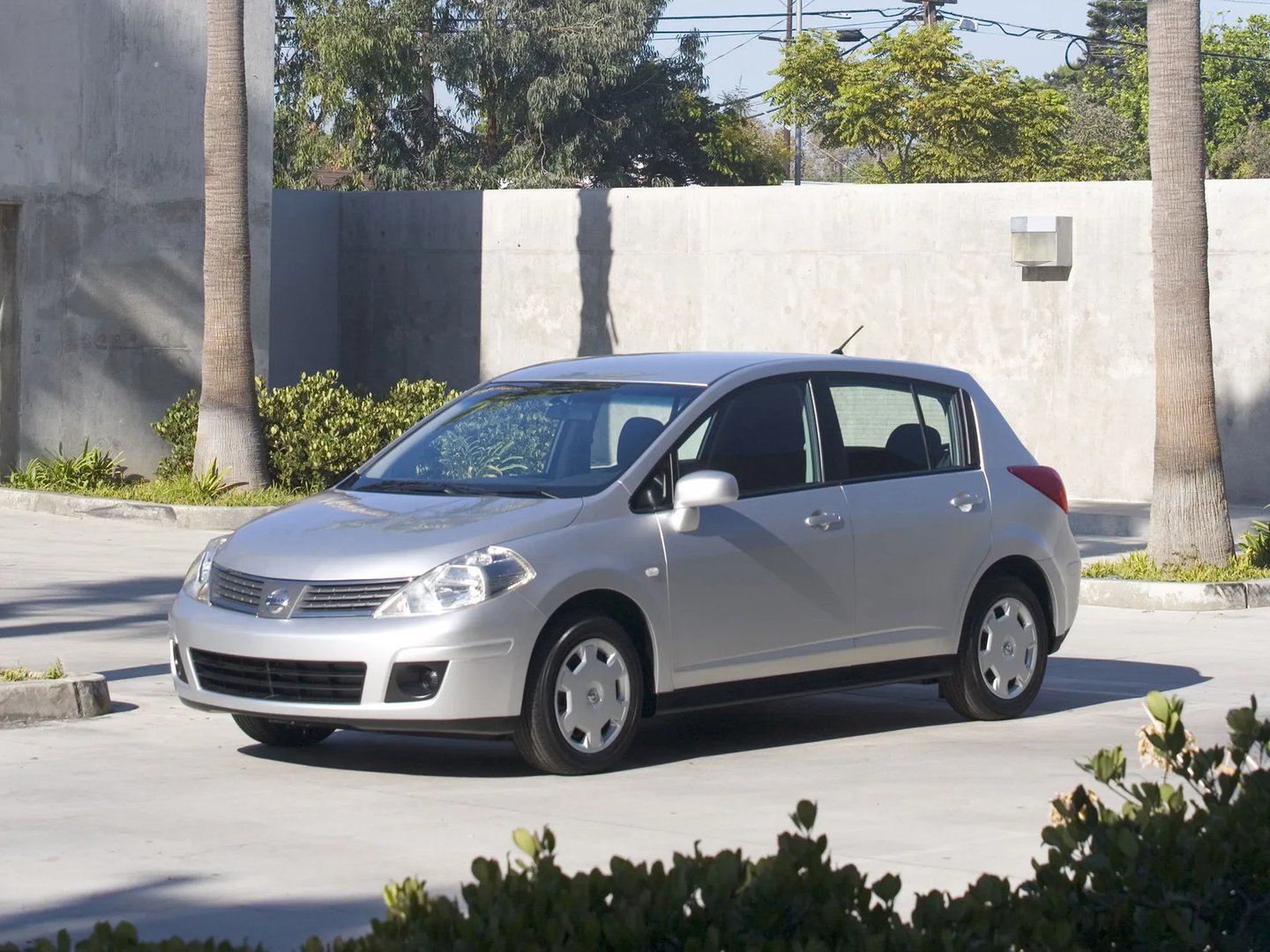 Nissan_Versa_1_generation__Hatchback_5-door__1.jpg