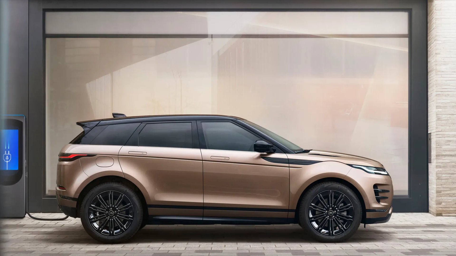 Land Rover_Range_Rover_Evoque_2_generation_restyling__SUV_5-doors__2.jpg