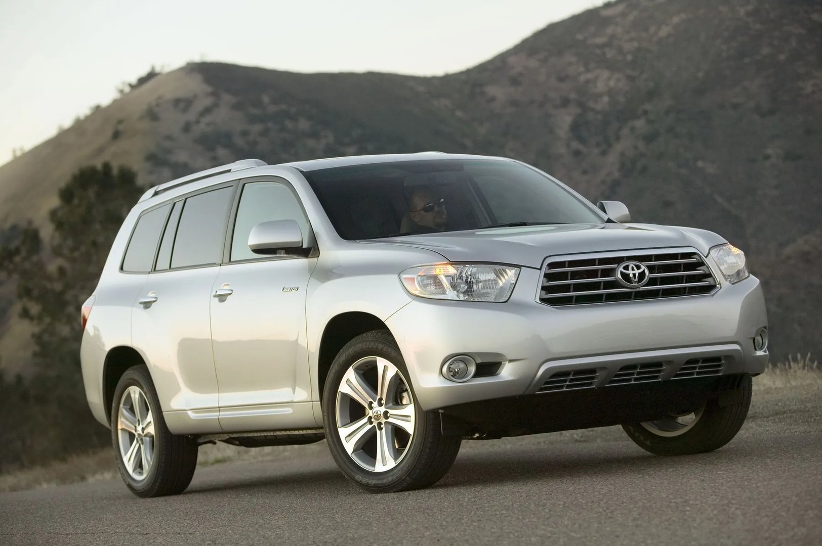 Toyota_Highlander_2_generation__SUV_5-doors__2.jpg