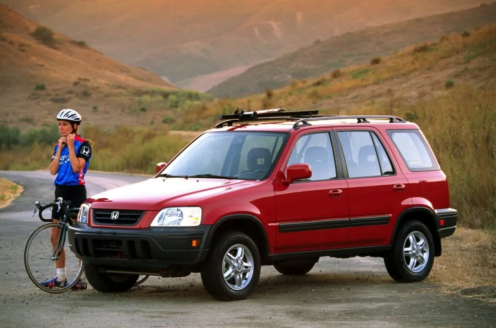 Honda_CR-V_1_generation__SUV_5-doors__2.jpg
