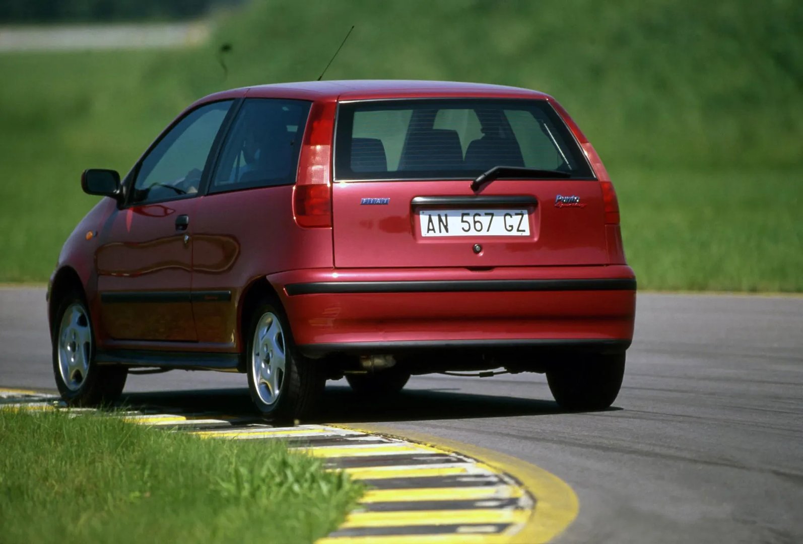 Fiat_Punto_1_generation__Mini_3-doors__7.jpg
