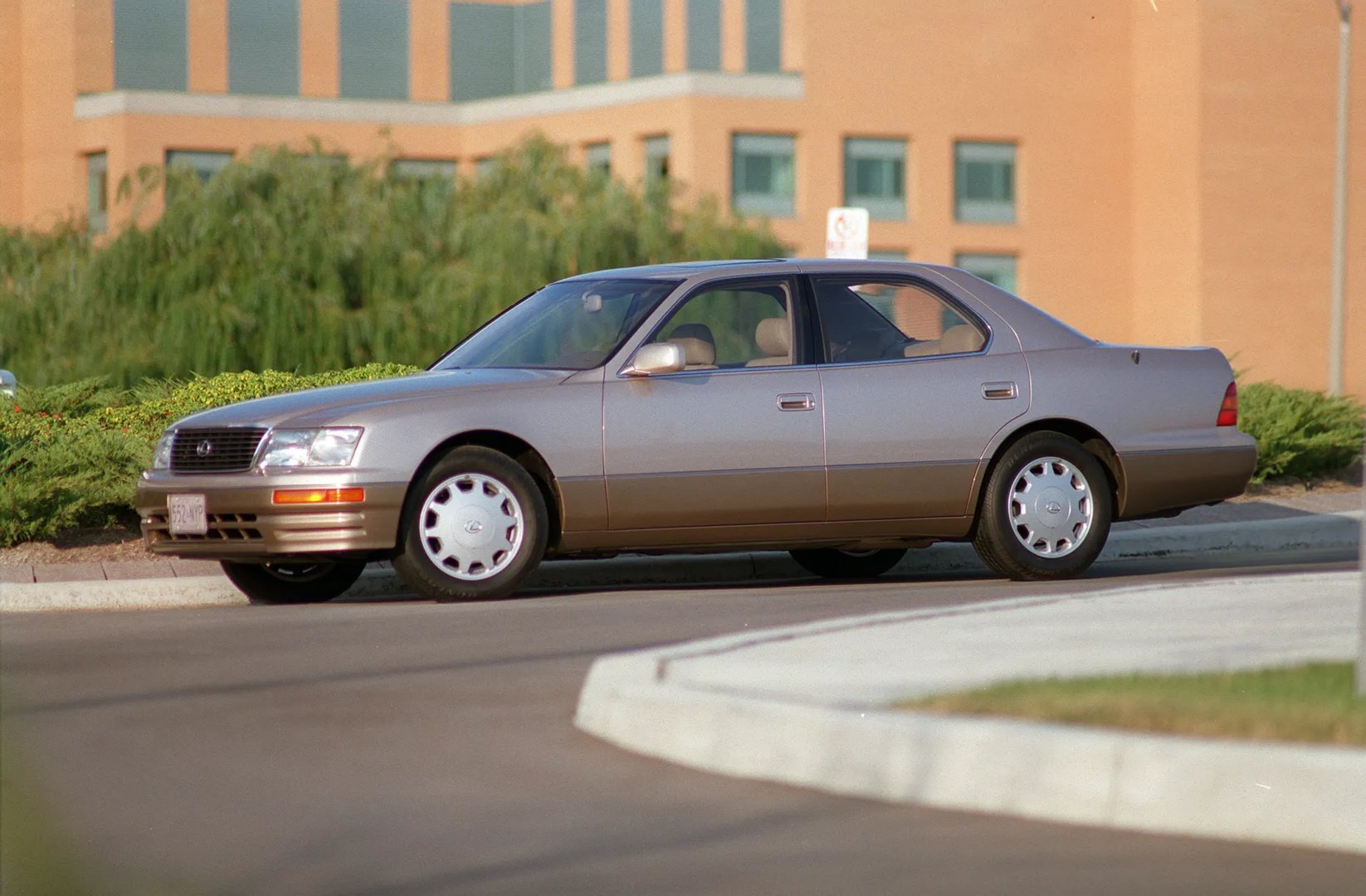 Lexus_LS_2_generation__Sedan__7.jpg