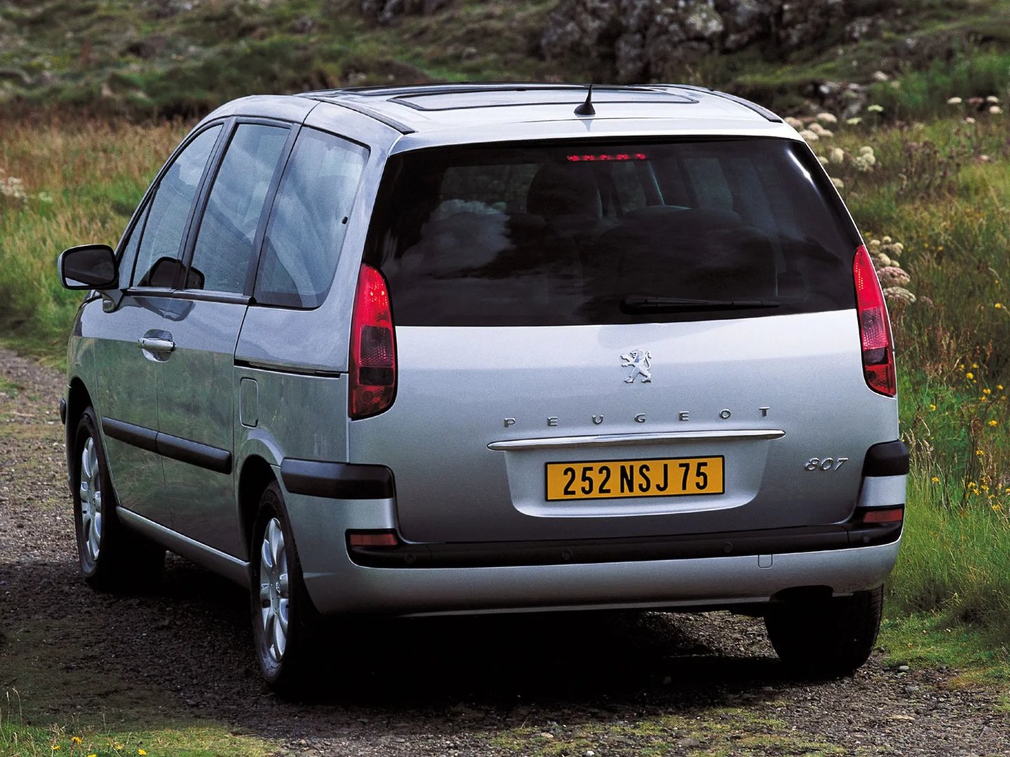 Peugeot_807_1_generation__Compact_Van__2.jpg