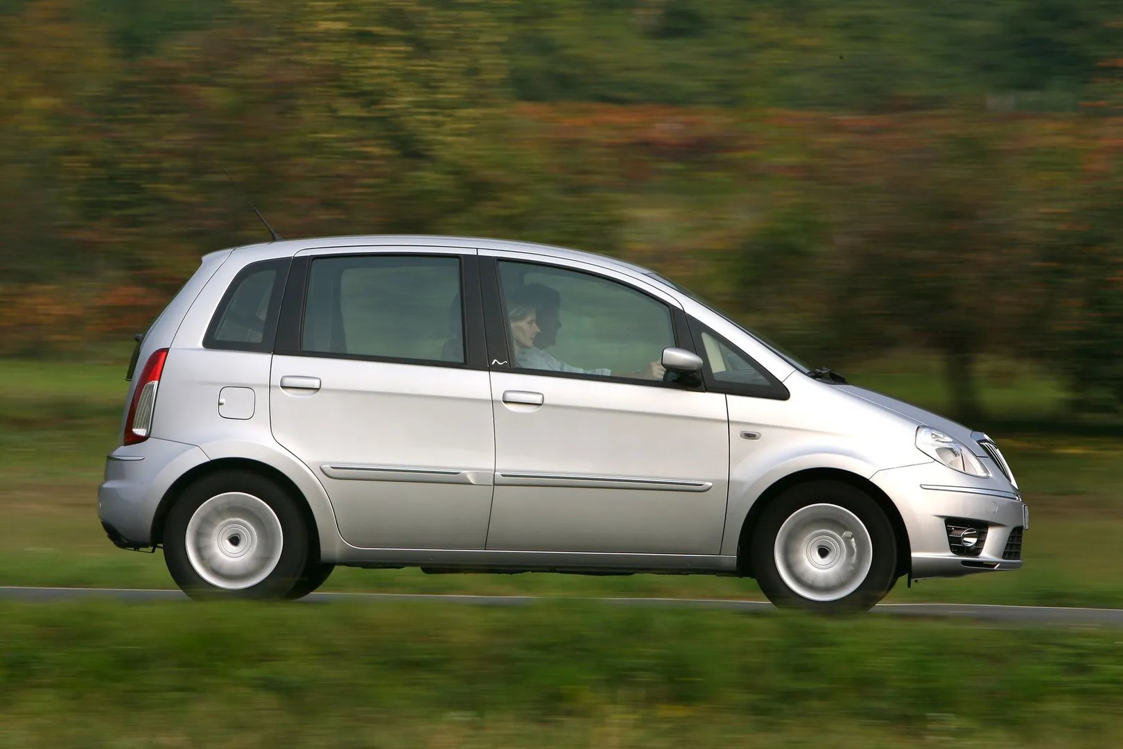 Lancia_Musa_1_generation_restyling__Compact_Van__13.jpg