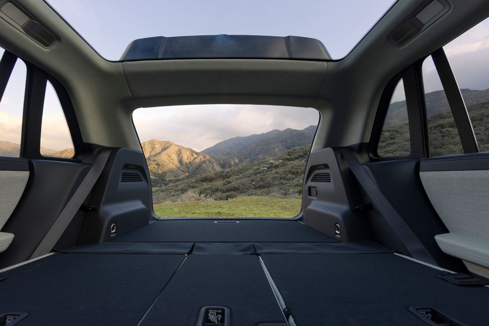 rivian_R3_1_generation__SUV_5-doors__20.jpg