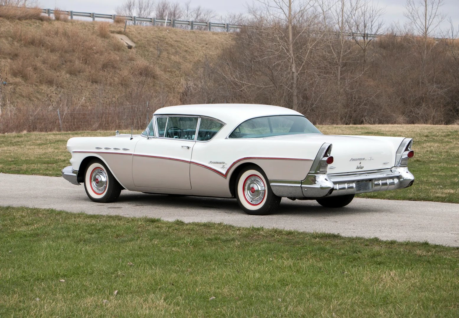 Buick_Roadmaster_7_generation__Coupe__1.jpg