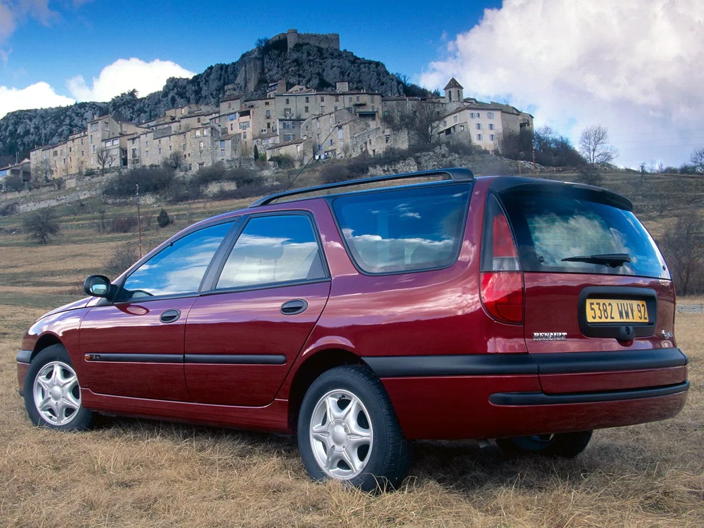 Renault_Laguna_1_generation__Estate_5-door__2.jpg