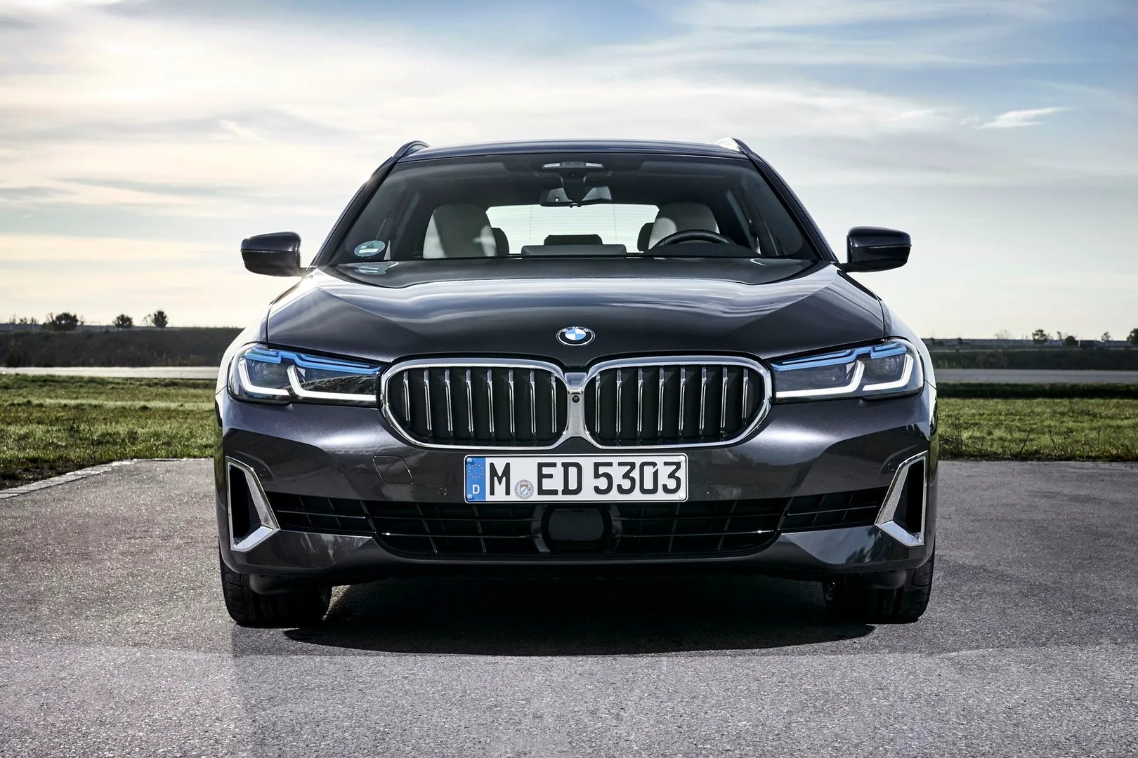 BMW_5_series_7_generation_restyling__Estate_5-door__10.jpg