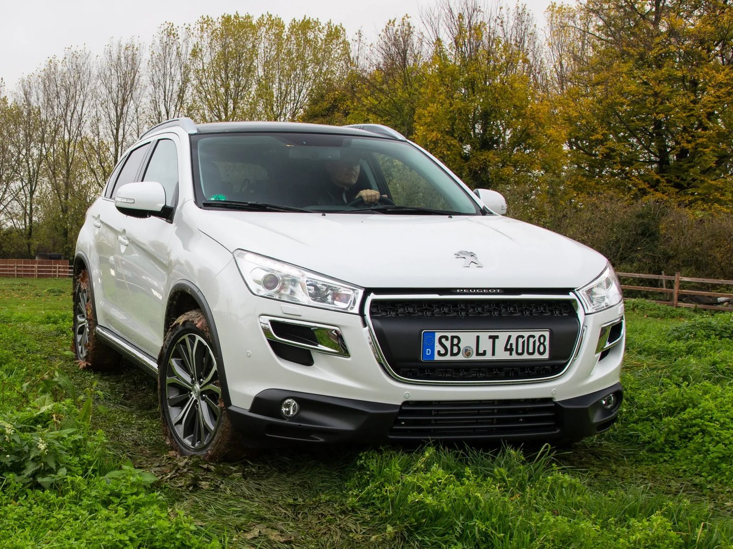 Peugeot_4008_1_generation__SUV_5-doors__1.jpg