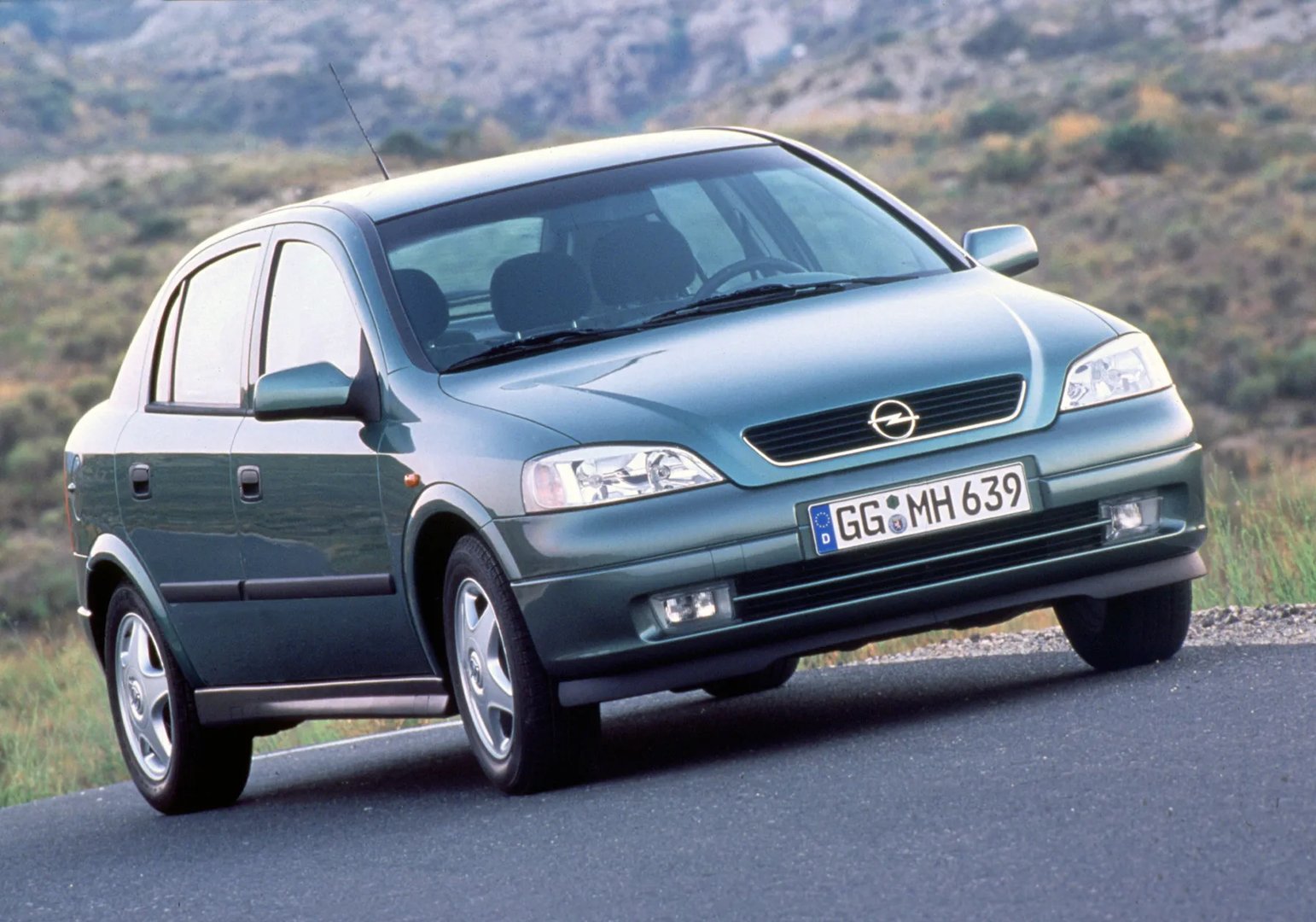 Opel_Astra_2_generation__Hatchback_5-door__6.jpg