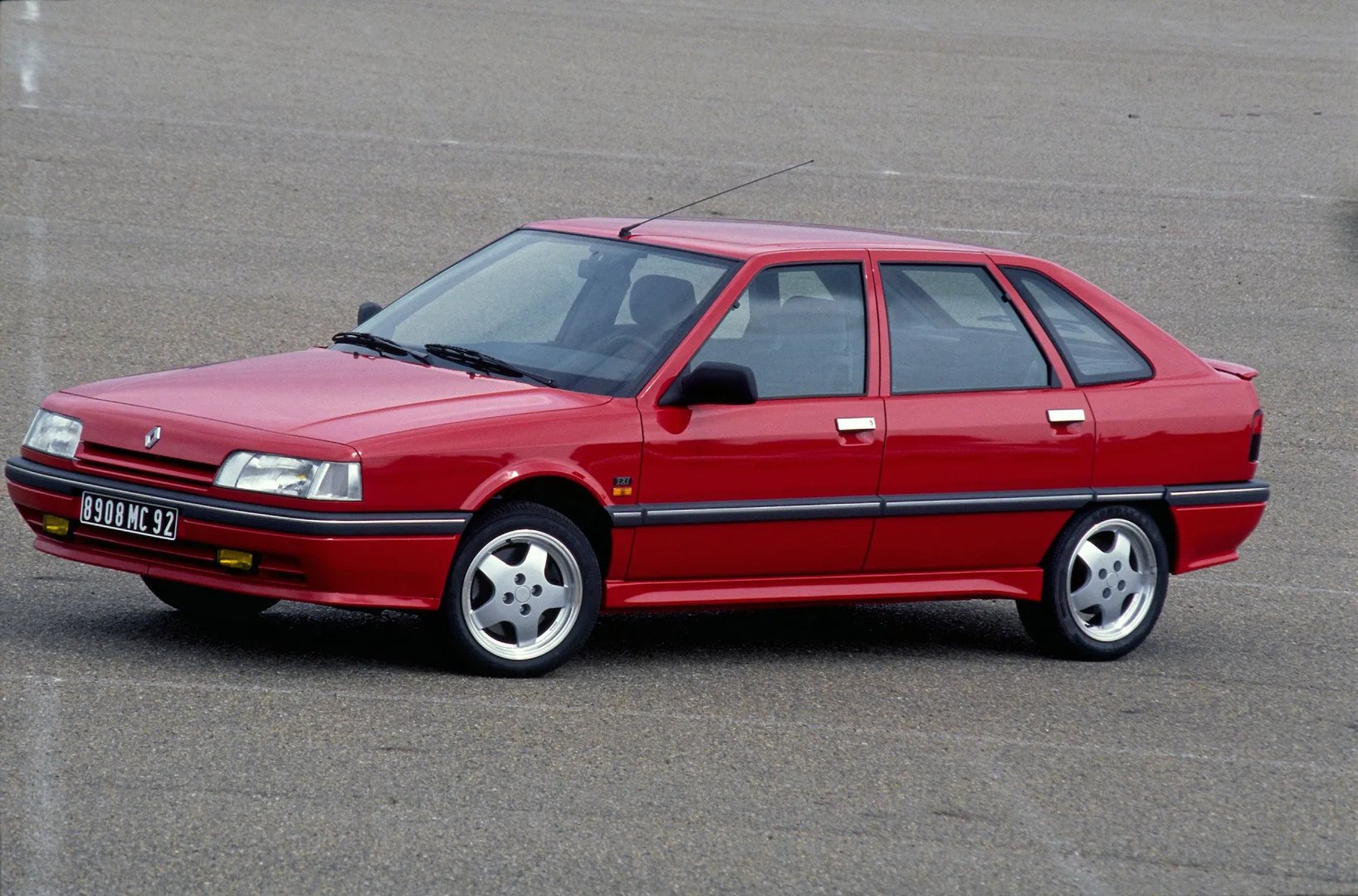 Renault_21_1_generation__Hatchback_5-door__1.jpg
