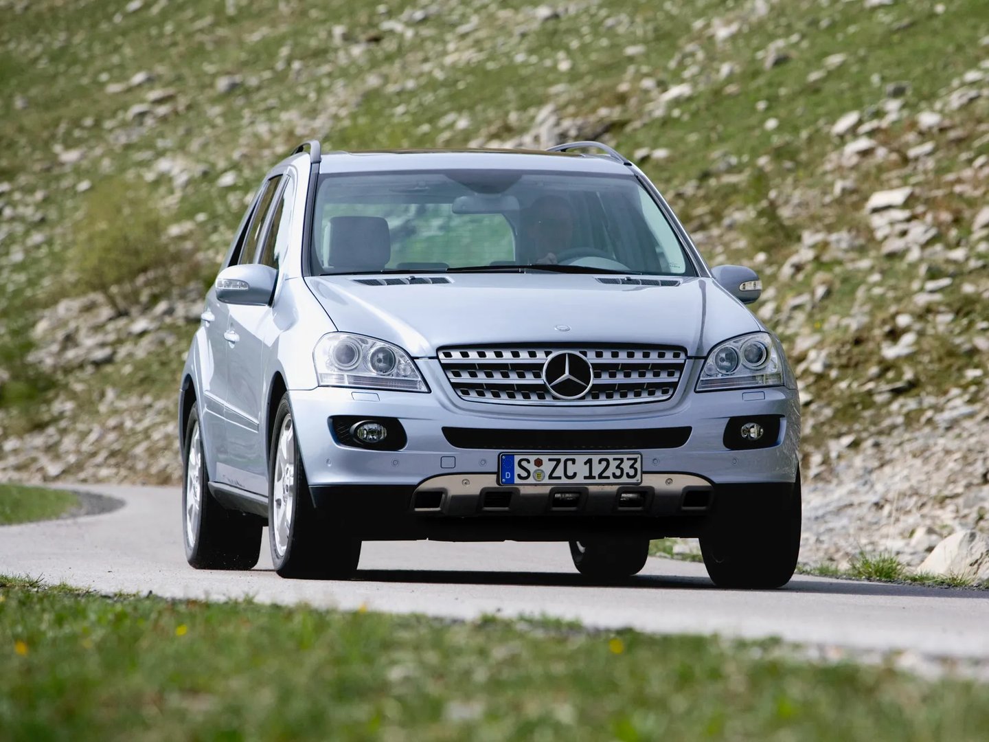 Mercedes_M-Class_2_generation__SUV_5-doors__3.jpg